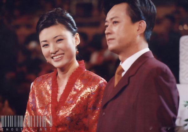 周涛我不想努力了 周涛这状态也太绝了，远远一瞥，模糊镜头都挡不住她那棱角分明的美