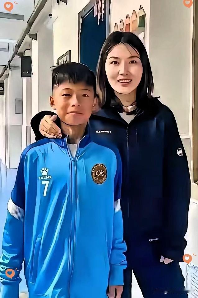 孟新艺回国了
等待他的不是欢迎仪式，也不是球迷的欢呼声，而是他学校老师的一句话，