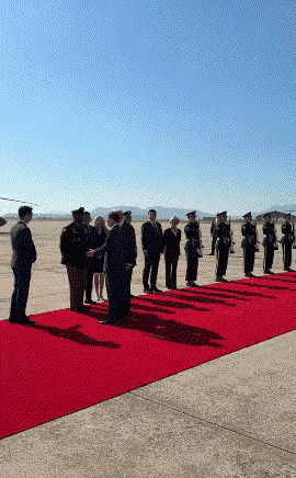 特朗普抵达韩国，韩方祭出超高规格接待：4架F-16护航、奏响专属BGM，更赠金冠