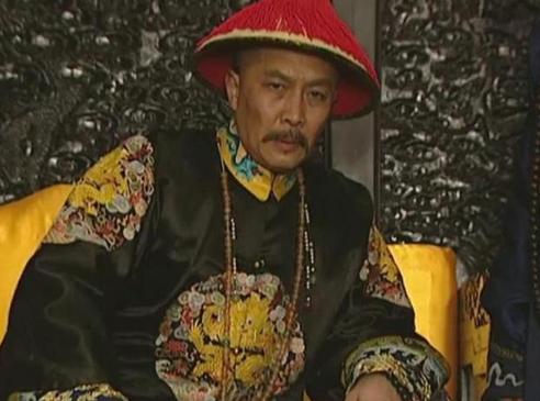 一天，康熙喝完鹿血，准备翻嫔妃的牌子。李德全扑腾跪下哭着说：“皇上您不能再翻牌子