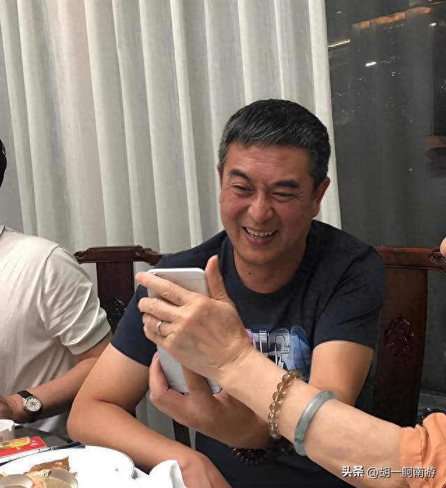 张嘉益好友聚餐，70岁陈宝国仍有胸肌，二叔满脸通红，抽100的烟