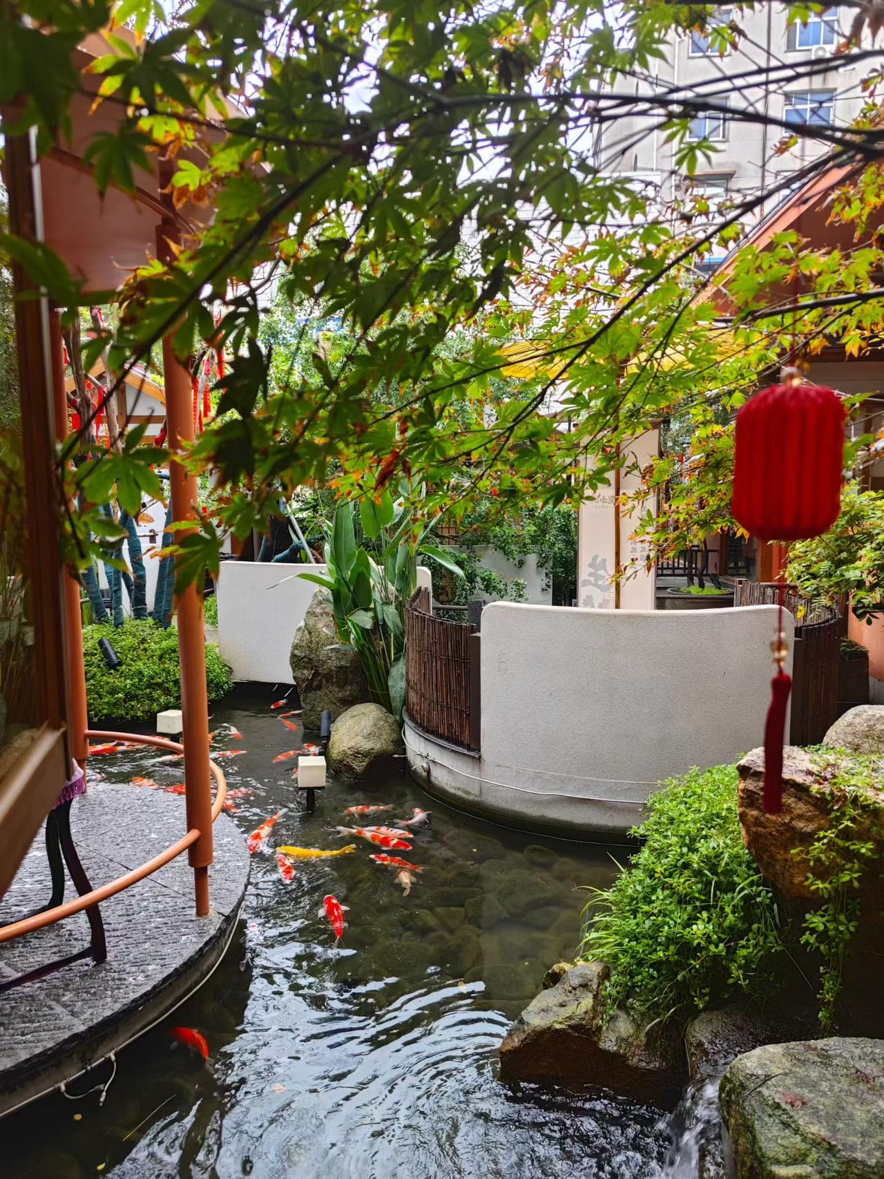 我也坚定选华为。平时出门在外，信号和续航就是刚需。苹果在这方面真的让人头疼，进个