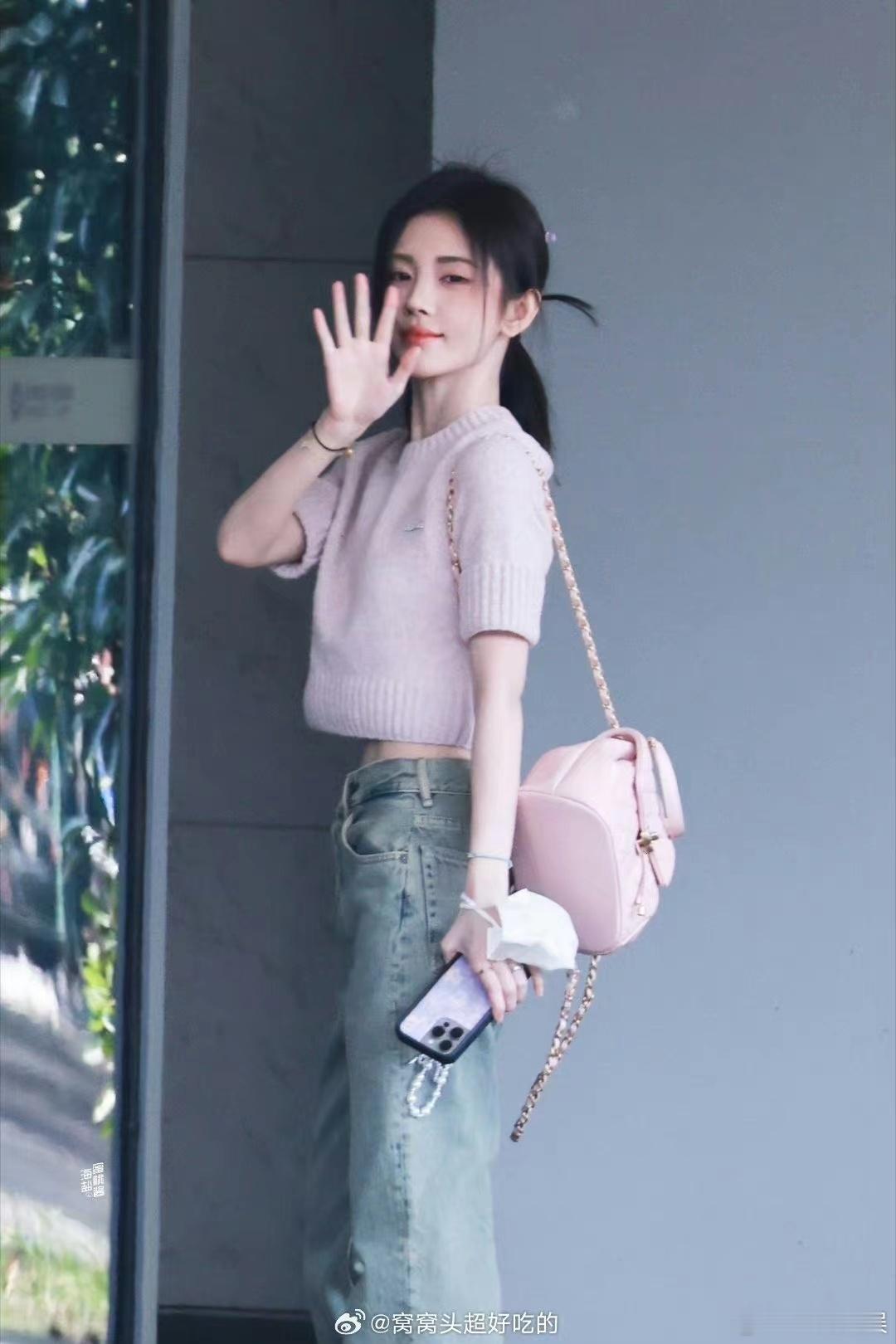 #鞠婧祎今天是人间水蜜桃##鞠婧祎粉色露脐装# 粉色的露脐装，衬托出鞠婧祎如水蜜