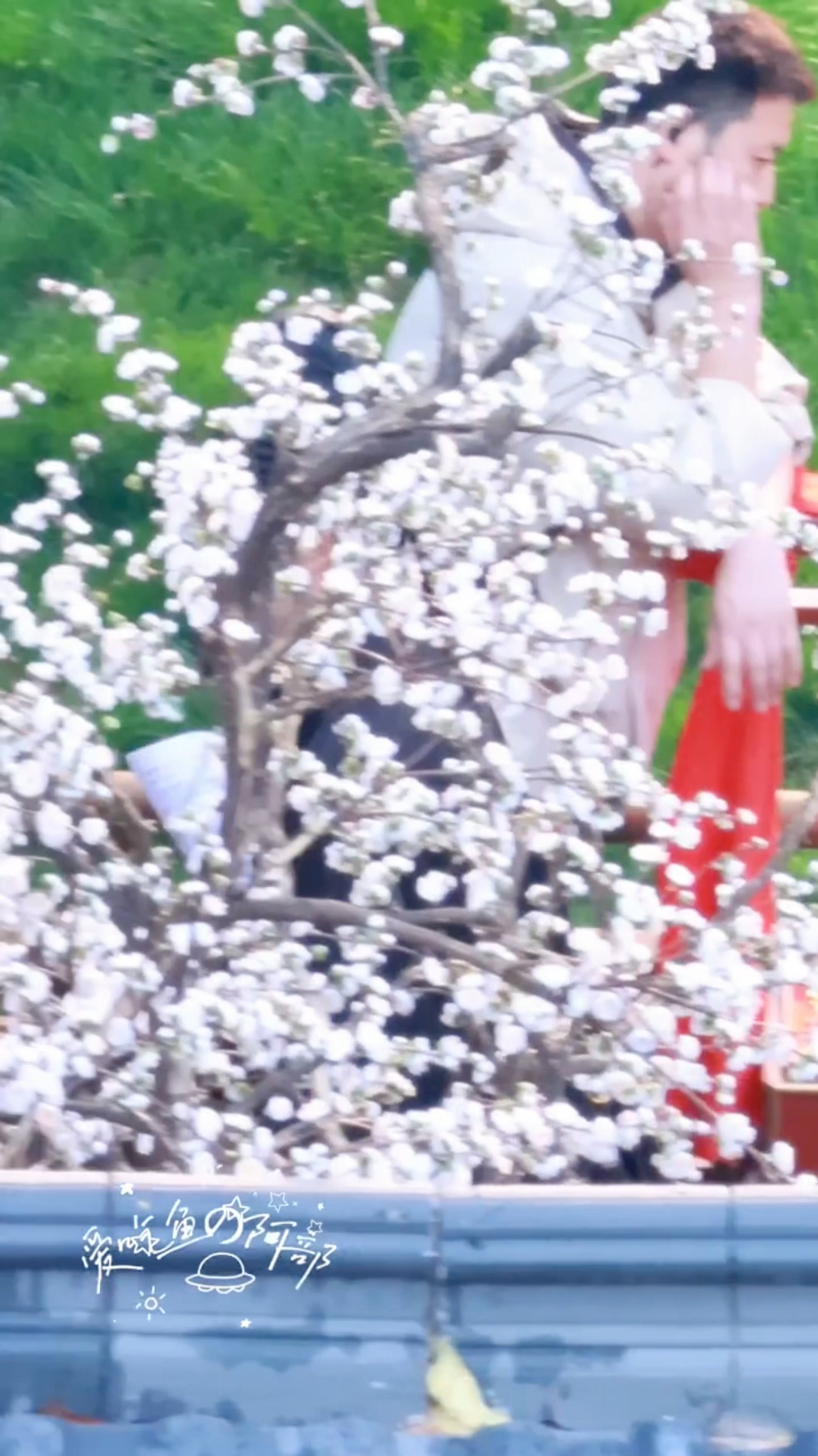 双手抱着自己的剧本，蹦蹦跳跳地就过去了，好萌啊啊啊啊啊啊啊啊啊 