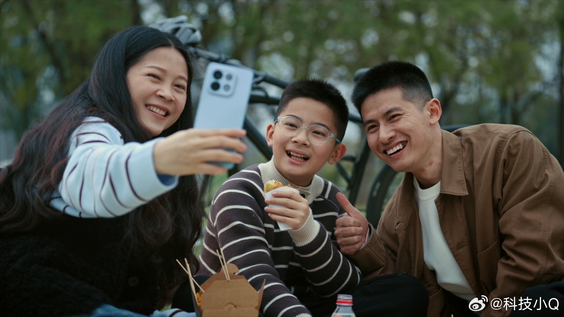 大冰跟快递员在城市街巷奔波一天，想要完成工作确实离不开一部稳定可靠的手机。看完视