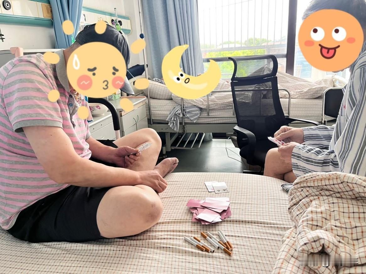 养老院里的安逸生活，两个老爷子打牌，赌资是一包香烟两人各一半，等一方输光了，两人