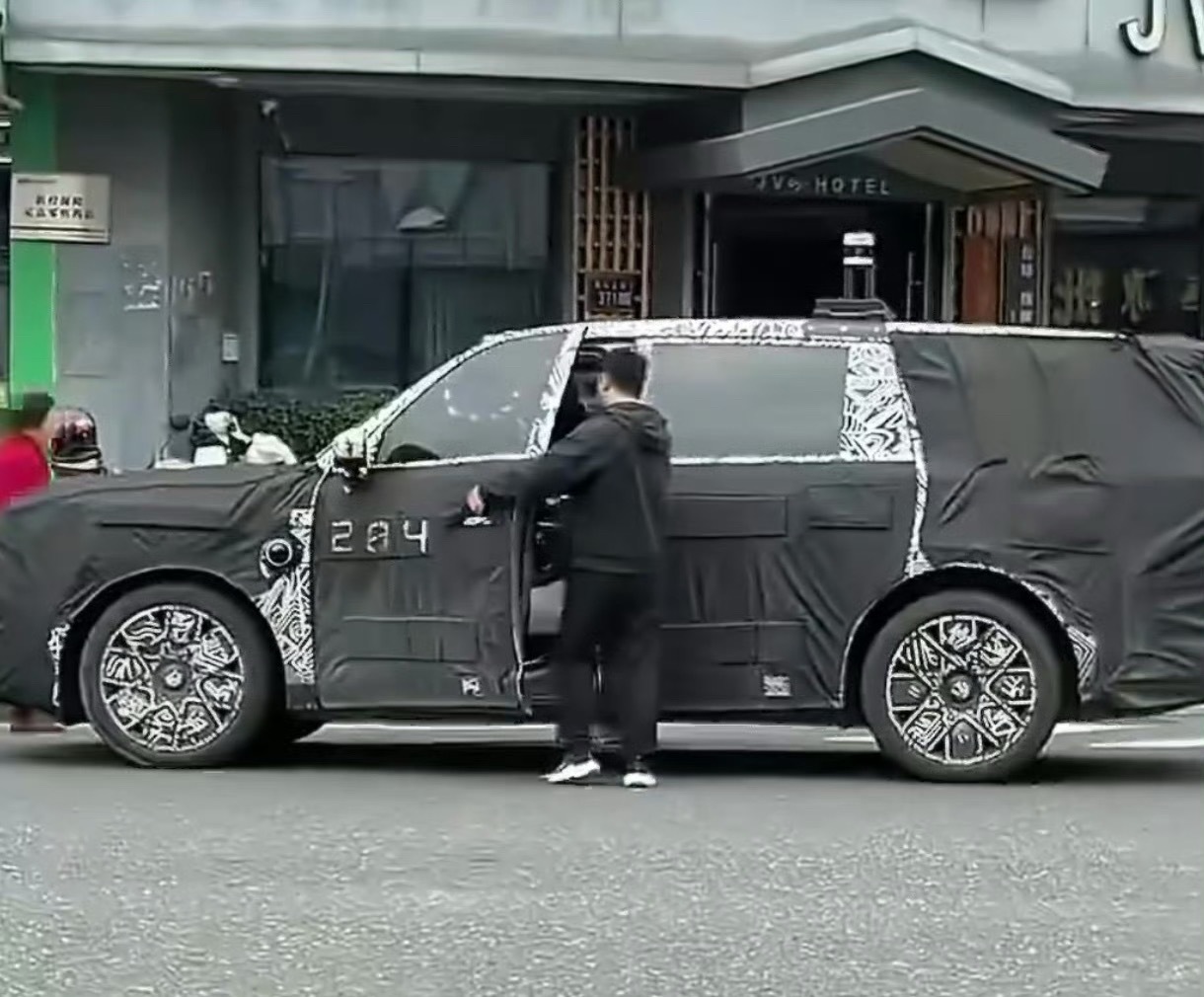 小米yu9大的吓人了实车汽车一定是很吓人的，再加上小米的汽车造型一般都满满科技感