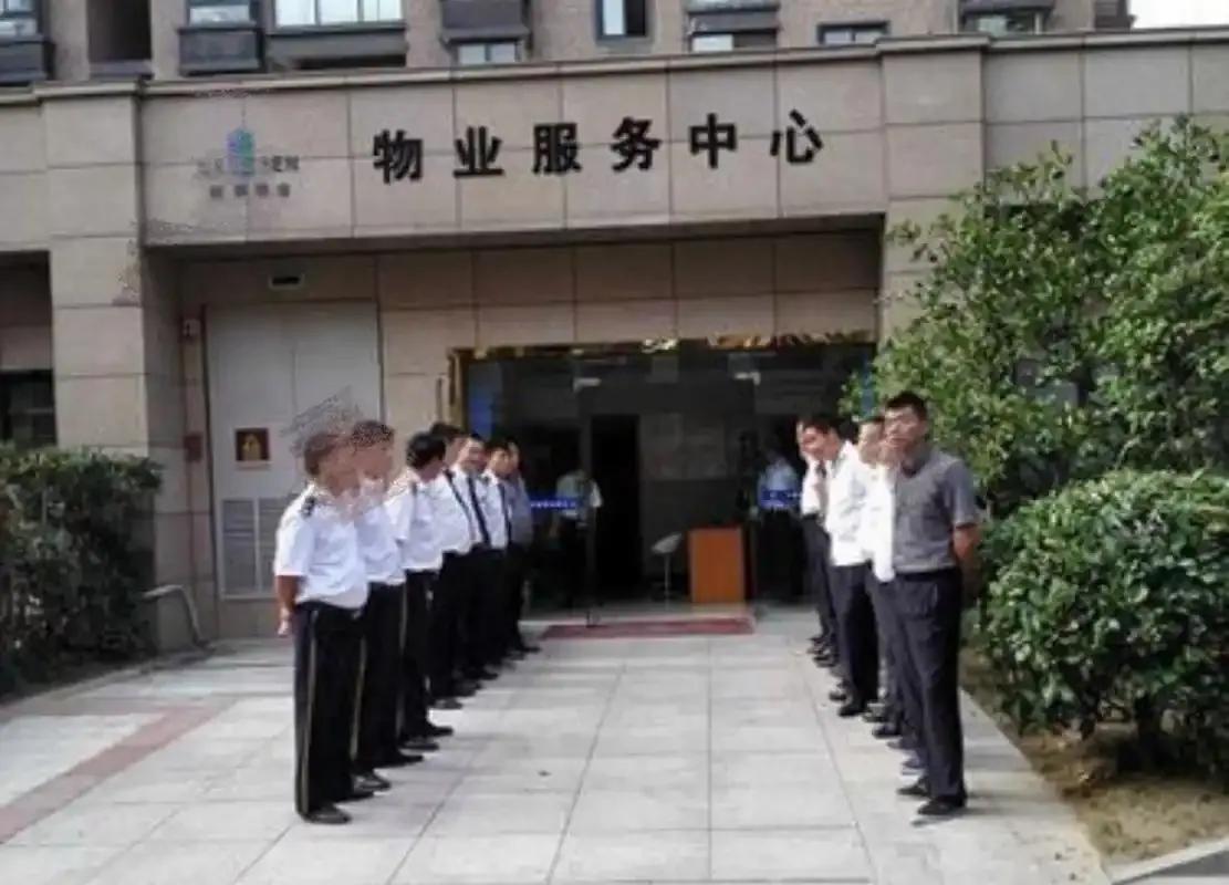物业竟然活不下去了。电梯广告没停过，活动费用没见过，物业费用准时催收，物业服务完