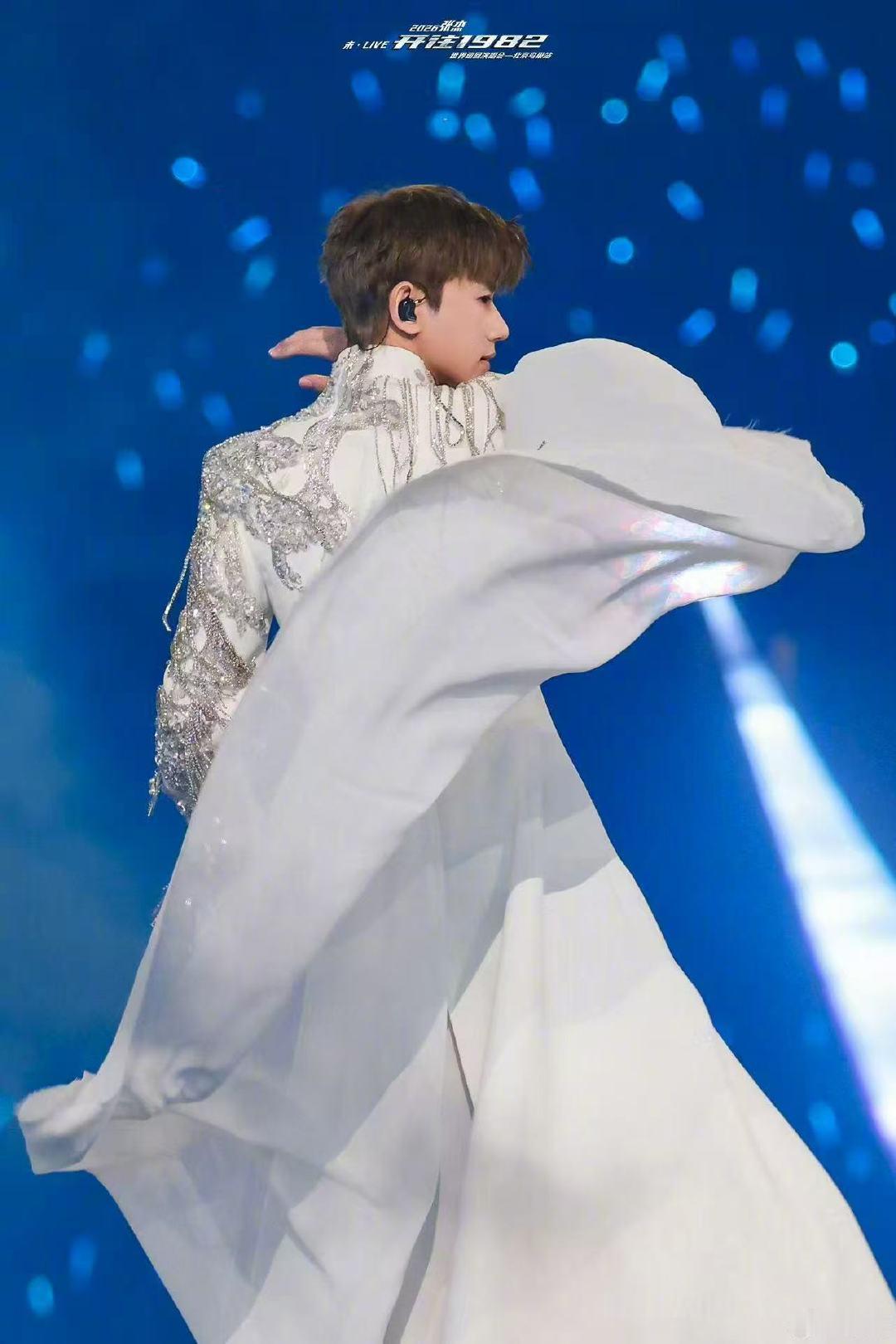 张杰巡演主题概念片发布 张杰我们一起去爱去未来张杰巡演这次诚意拉满！舞台视觉、歌