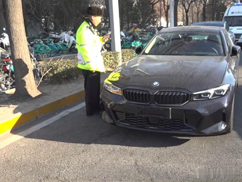 【爱车安全贴士 北京街头俩司机因同一件事被抓，一个假明白，一个装糊涂…】“临牌在