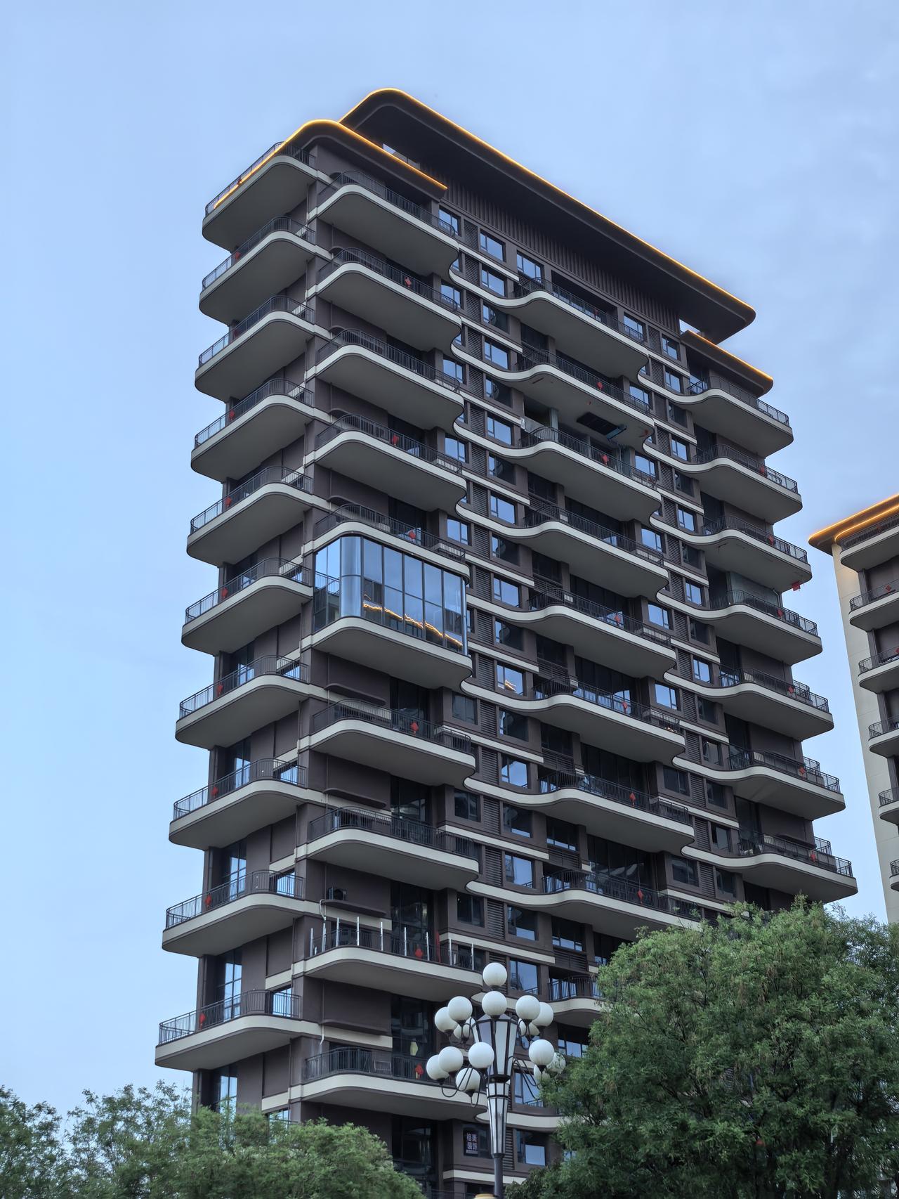 号称韩城住宅潮头的和园，以家家都有空中花园为一大卖点，但从外边看，已经有好几家将