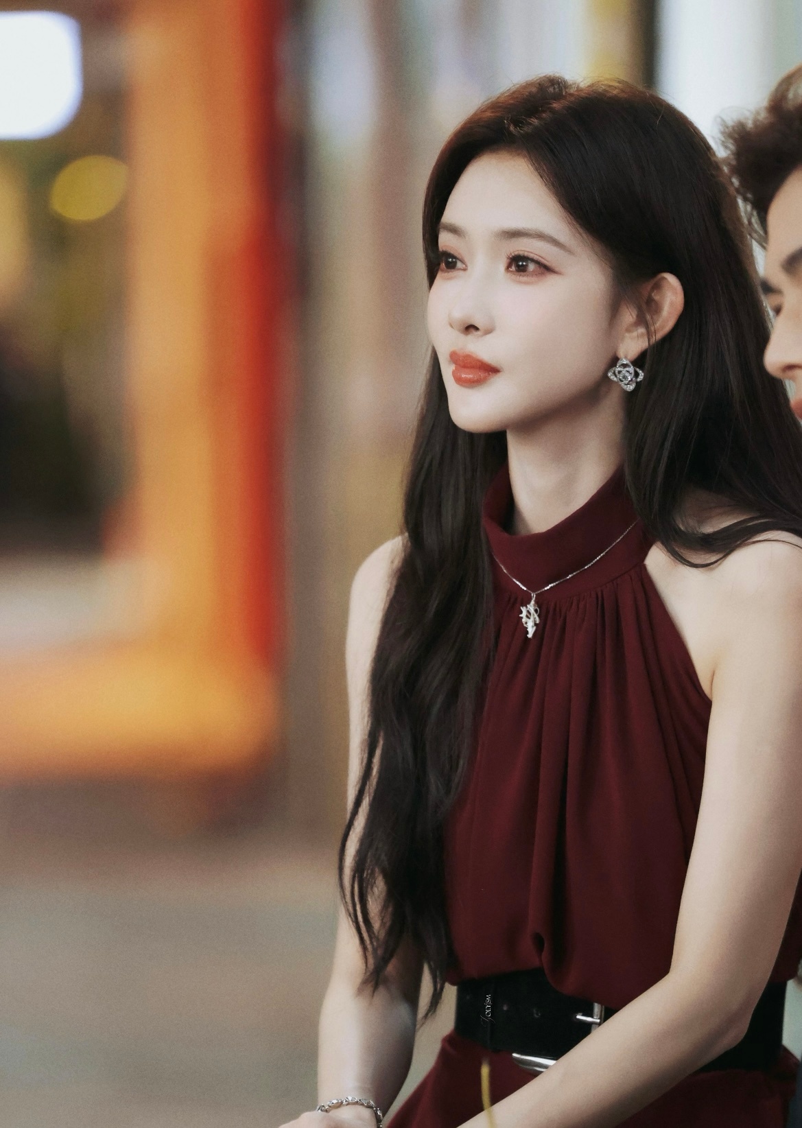 孟子义脖子两圈红痕孟子义脖子怎么了 爱在无尽夏的妆造真的可以感觉每一套都好适配孟