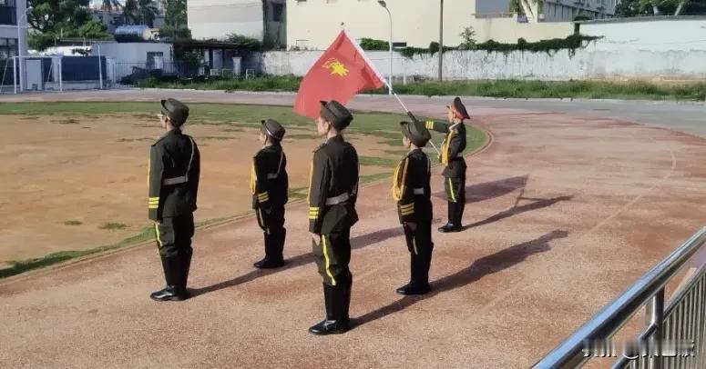 记得几年前老大上小学，入队都是全班一起入的
有孩子没被选上难免会失落，更是有很多