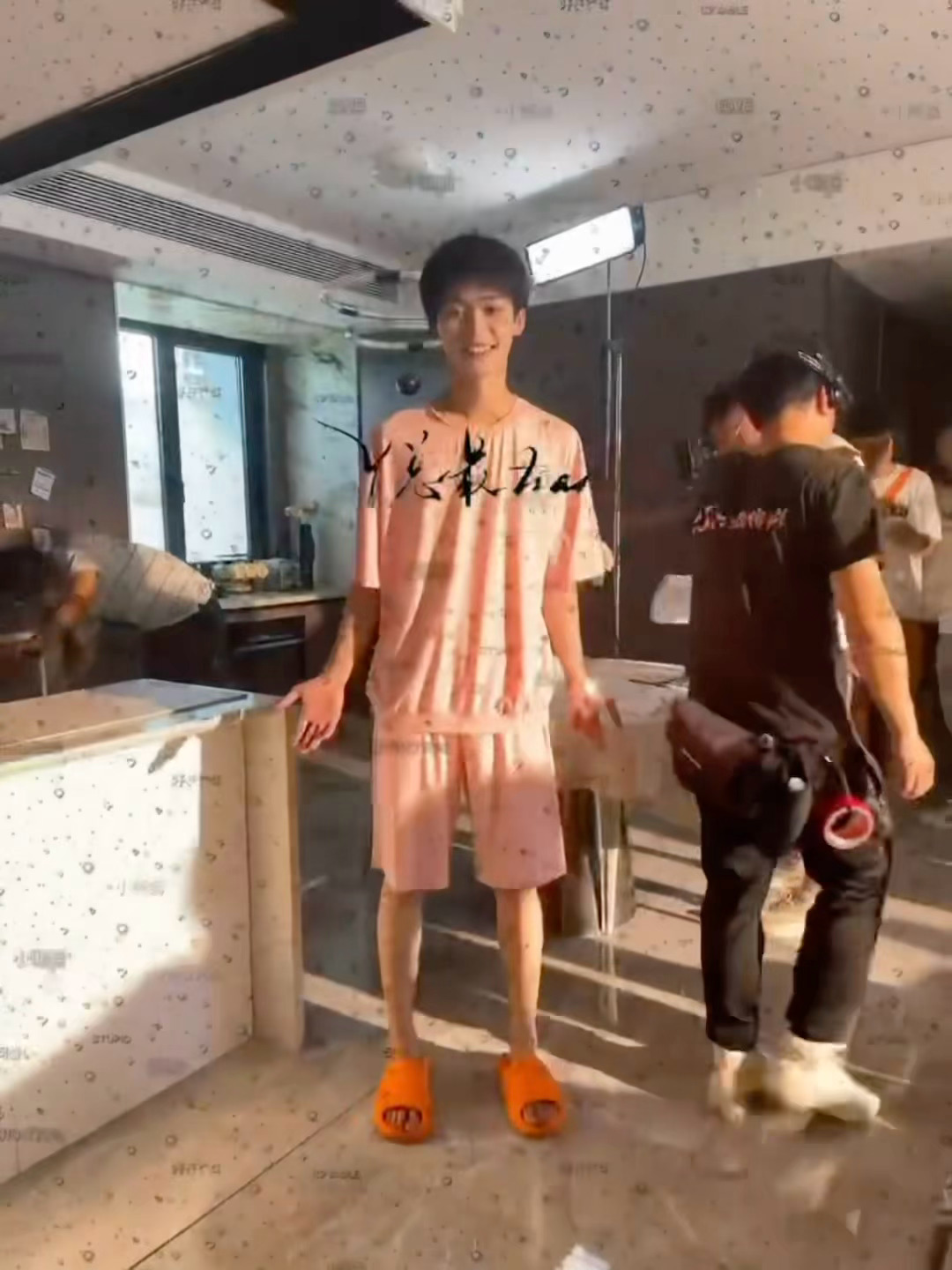 没见过的24小月月！粉衣橙鞋子～可爱 