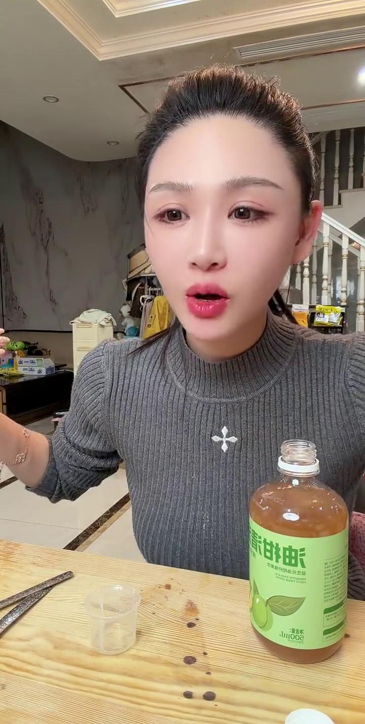 这个油干汁我和冰的那天都喝了，我俩都有效果，但是没有像西梅汁那么猛、那么喷射。我