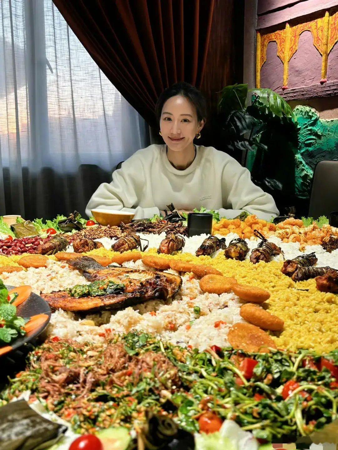 张钧甯晒南方小年夜饭 张钧甯晒南方小年夜晚餐，满满一大桌很丰盛，不光好看，看着也