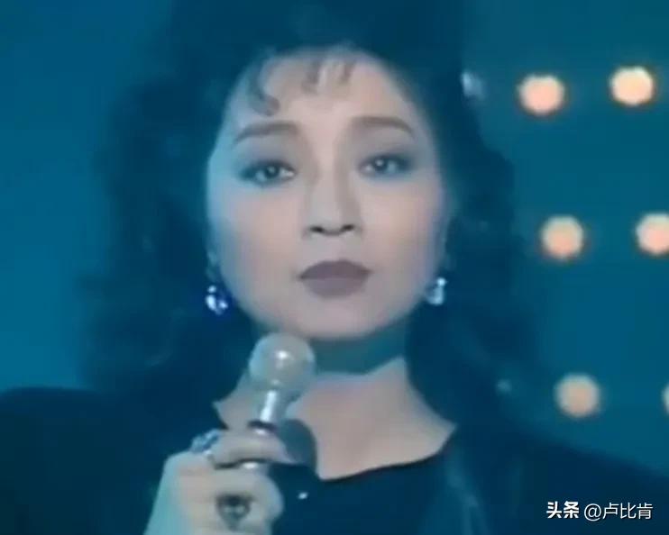 热点观点畅聊会徐小凤，香港老一辈顶级歌唱家，解放前夕生于武汉一个富商之家，祖籍湖