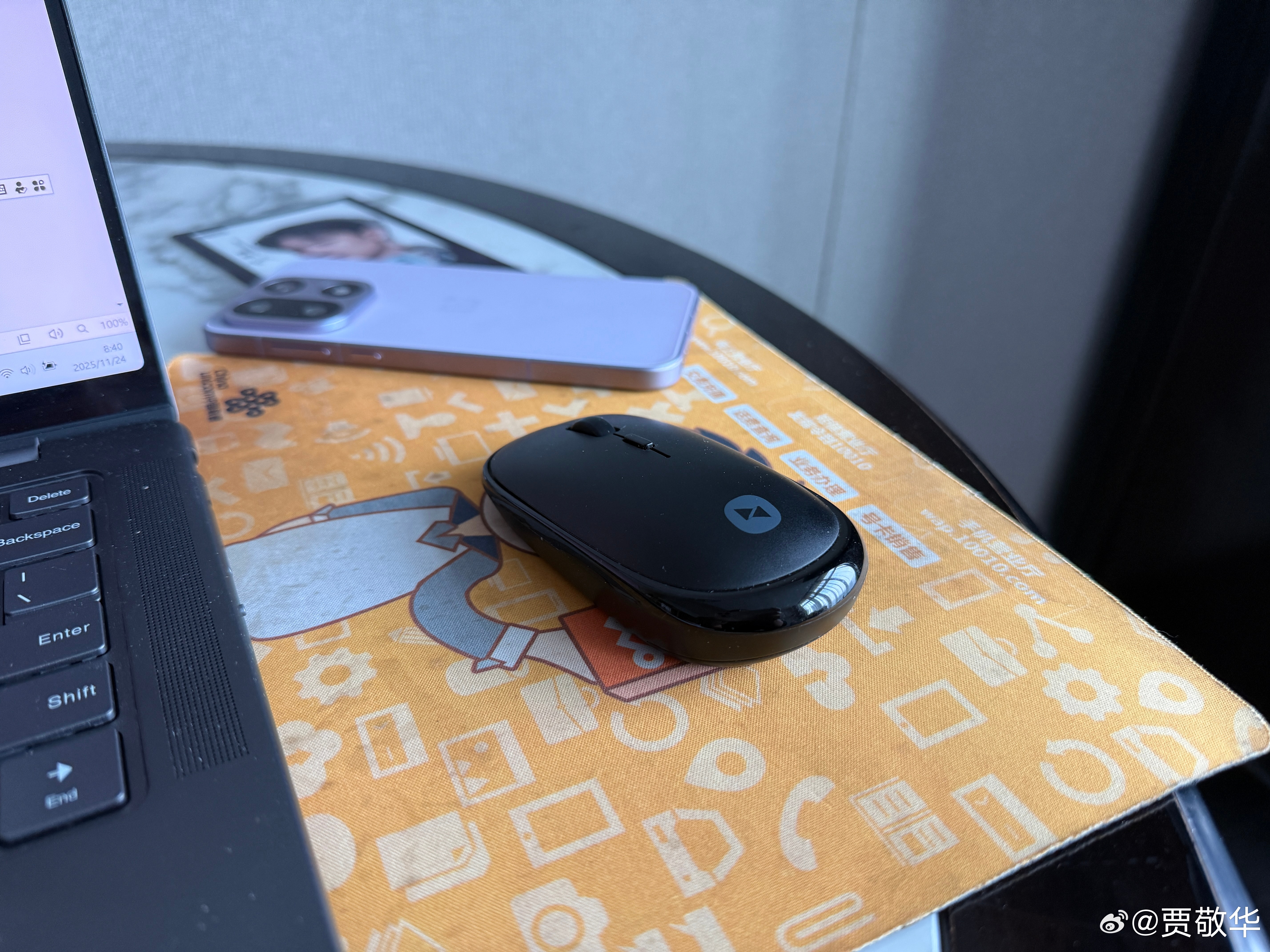   笔记本电脑自带触控板，但平时出差我喜欢带一个蓝牙鼠标，总感觉触控板不如鼠标好