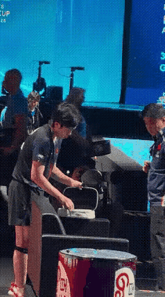 王楚钦明明3-0战胜卢伟，表情却还有对自己的不满，一边装球拍一边摇头，王皓实在憋