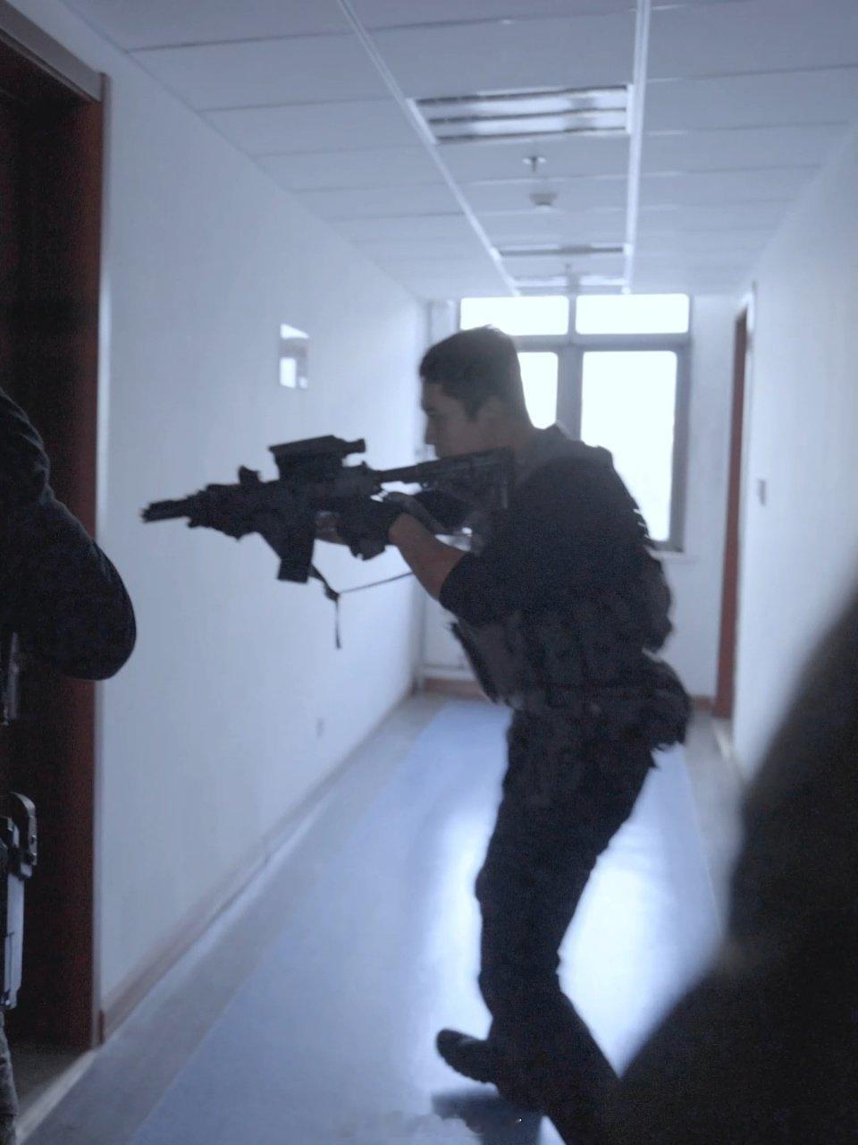 韩东君这次训练真上强度了 韩东君在《蛟龙行动》的训练简直就像是在参加特种兵选拔赛