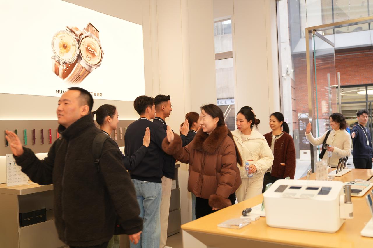 华为Mate X7开售盛况再次震撼科技圈。
今天上午10:08，华为Mate X