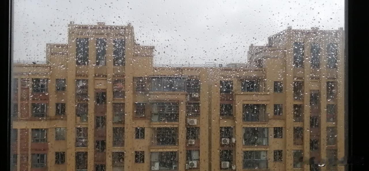 是一声炸雷把我惊醒的。
还不到5点，炸雷响过之后，还有隐隐约约的雷声在空中滚动。