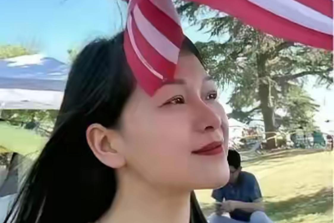 中国知名美女作家称在国内压抑不自由，让她活不下去，于是她抛弃父母，带着年幼的女儿