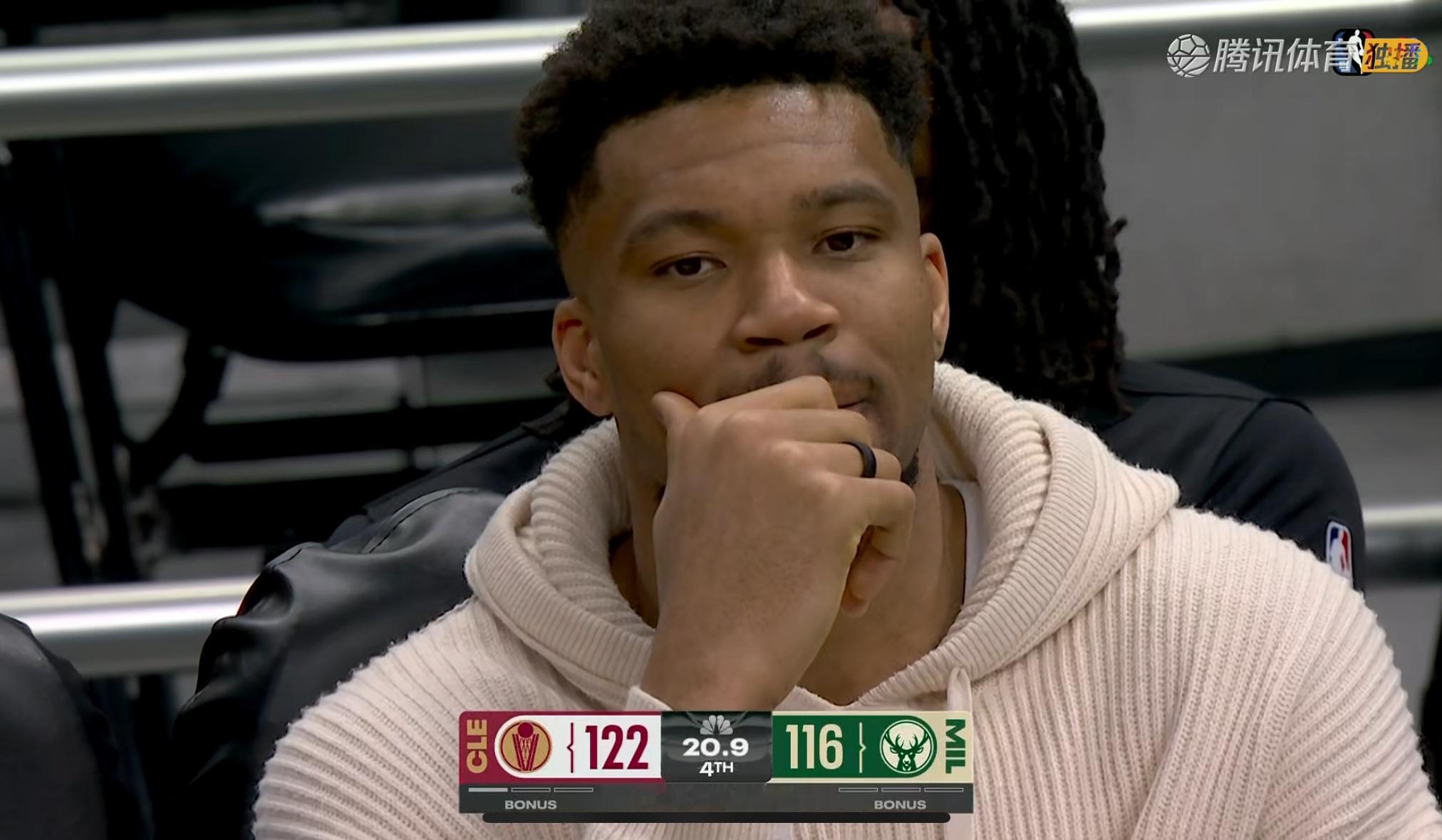 骑士下半场远投回暖拿下雄鹿，最后时刻老里和字母这表情怎么不是一个画风呢骑士vs雄