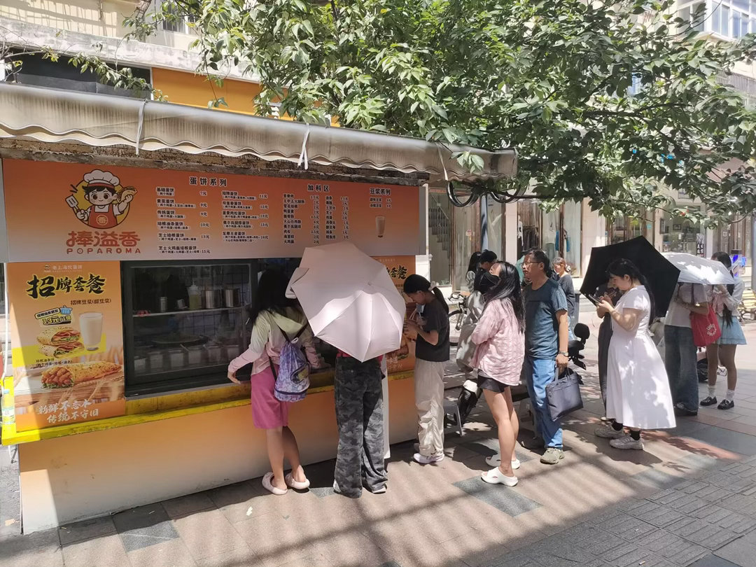 【#外卖餐盒塞百元现金感动全网后续#：因为一个投诉，王贤黄几乎彻夜未眠，第二天继