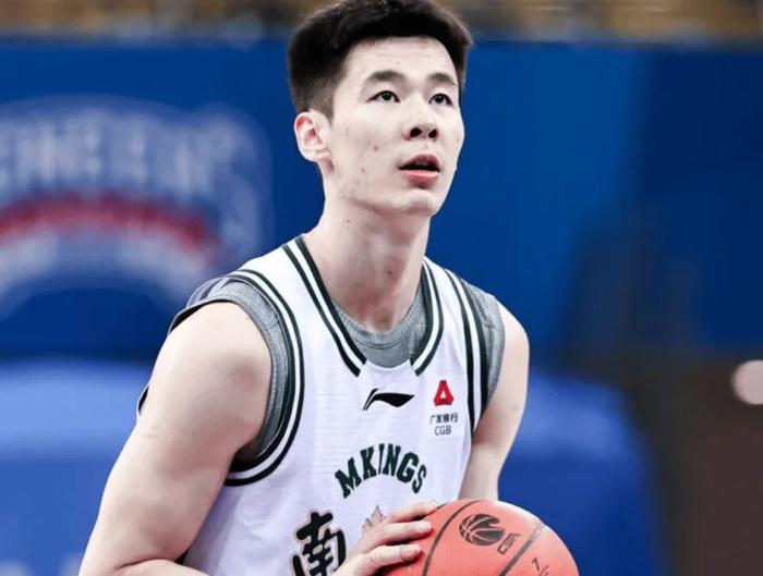 郭昊文这赛季确实有进步，空位三分比上赛季稳多了，不再是