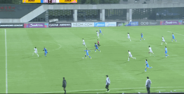 武汉女足这外援笑死人了，本来好好的单刀球，结果自己莫名其妙带丢了，本来可以打进挽