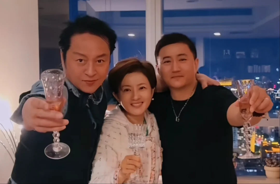 63岁的马景涛与44岁的金铭、叶静，老友相聚，举杯畅饮！在30多年前...