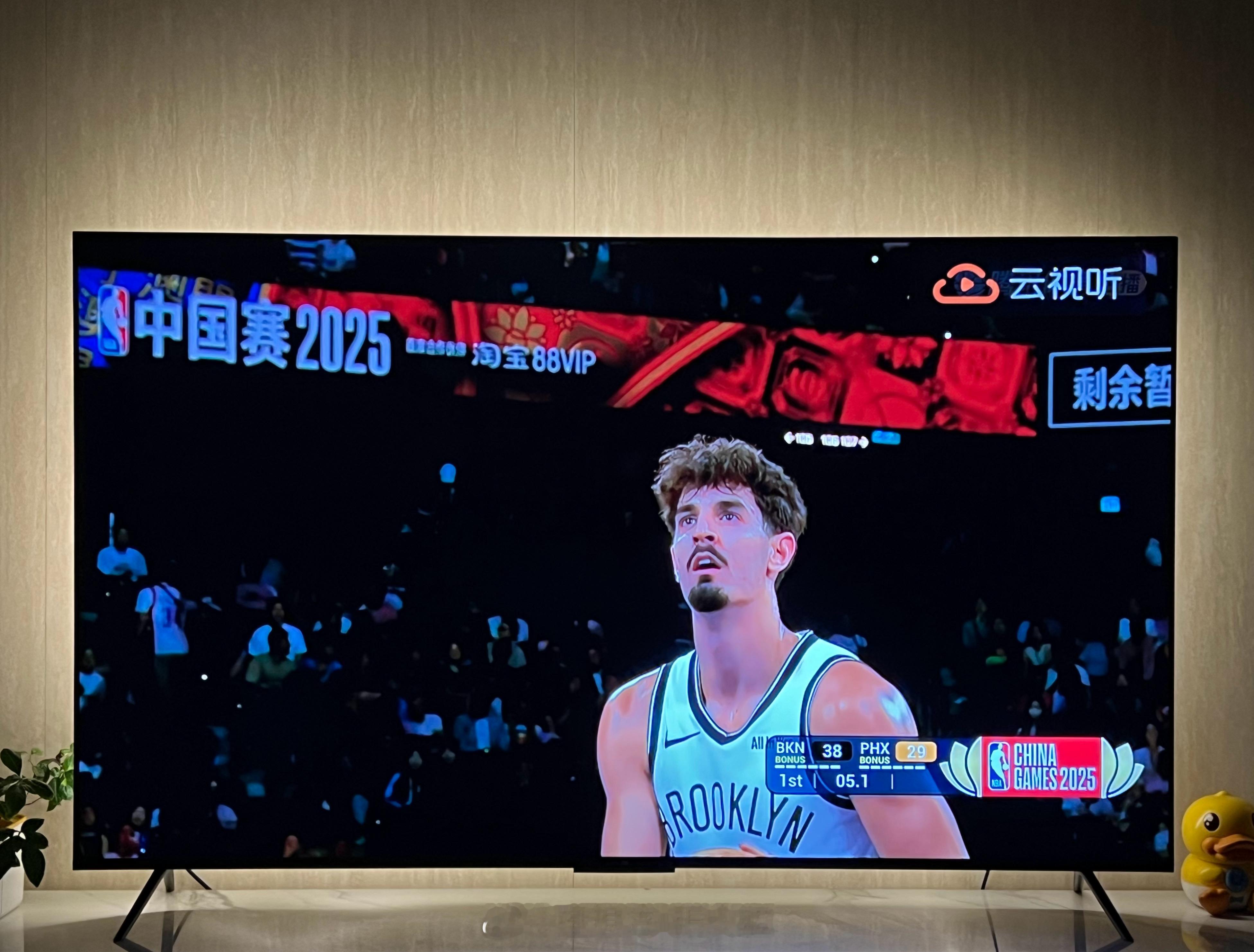 NBA季前赛 中国赛区正在澳门打，场边坐着马云、成龙、贝克汉姆……等一众大佬们！