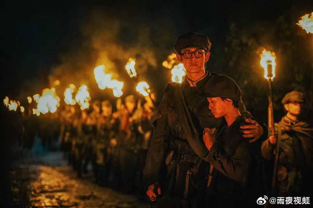 四渡于适军服补丁细节一件军装藏满满诚意，于适身上补丁并非随意缝制，对应战士作战磨