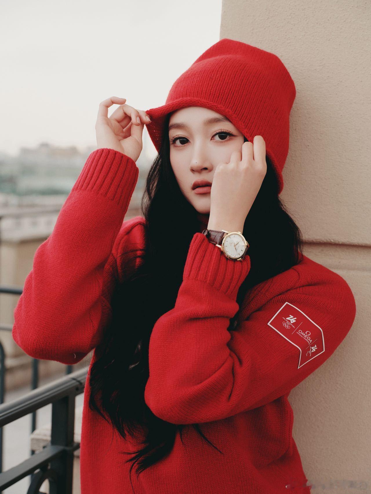 关晓彤米兰冬奥会观后感 关晓彤分享的冬奥感悟超有共鸣，红衣身影融入赛场氛围，字里