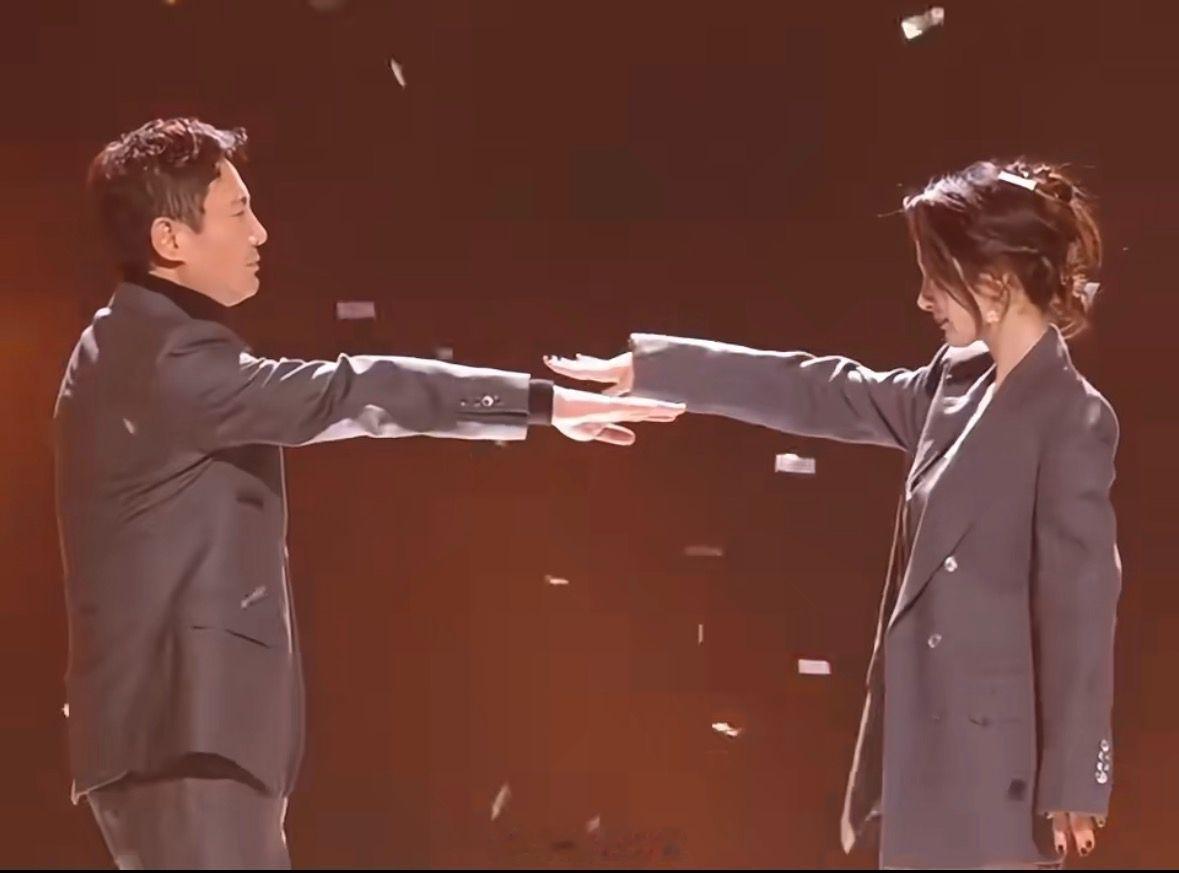 杨幂沈腾合拍抽象广告 第一个察觉到到杨幂沈腾唠嗑有意思的一定是一个天才！一句旅行