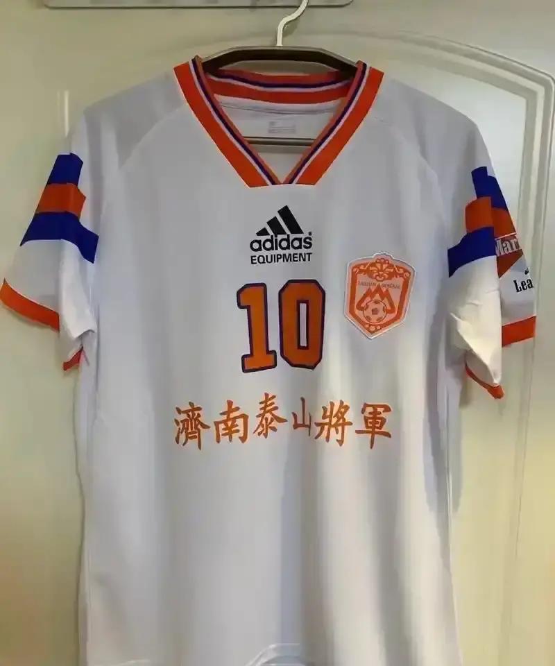 你敢信？泰山队05后小将得窝在省体仓库的旧上下铺24小时——攥着1994年宿茂臻