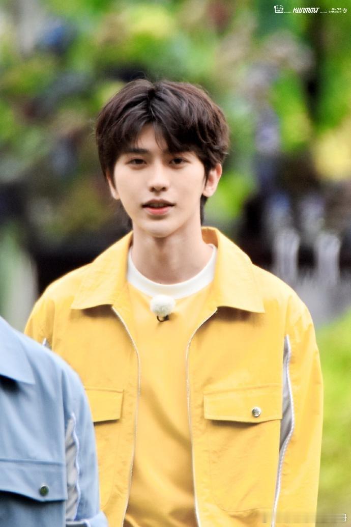 奔跑吧蔡徐坤 蔡徐坤今日录制《奔跑吧》高清饭拍来袭，脸蛋圆圆嘟嘟，头发蓬松柔软的