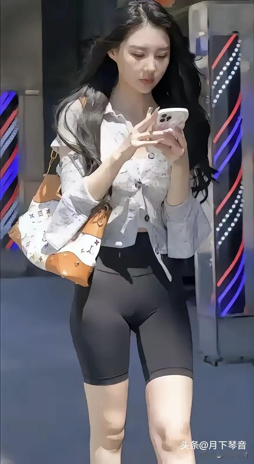 奇了怪了！
现在满大街都是这种着装的女人，
这真跟皇帝的新装没啥区别。就像202