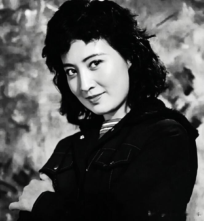 她好漂亮啊，一双迷人的大眼睛太好看了，她本是一名话剧演员，演了《他俩和她俩》的影