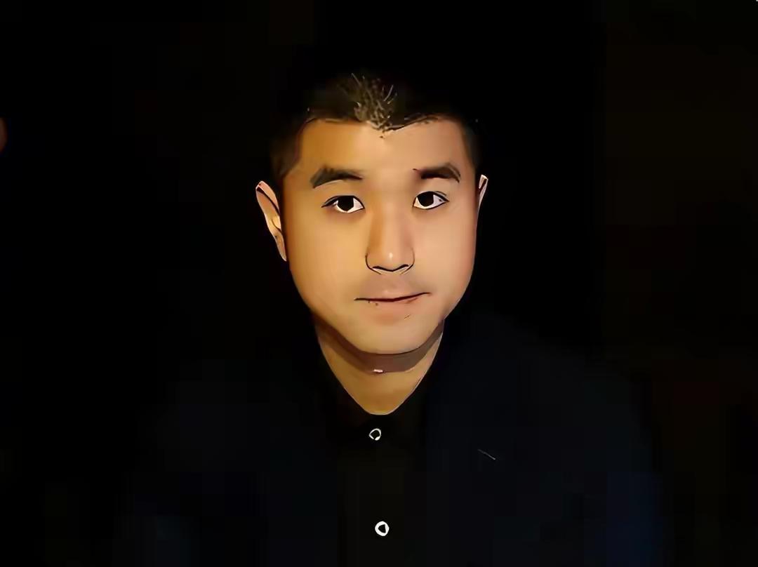 看这张照片，就让人心生疑虑，马上蹦出阴险、狡诈的词！

85后年轻富豪，曾经的登