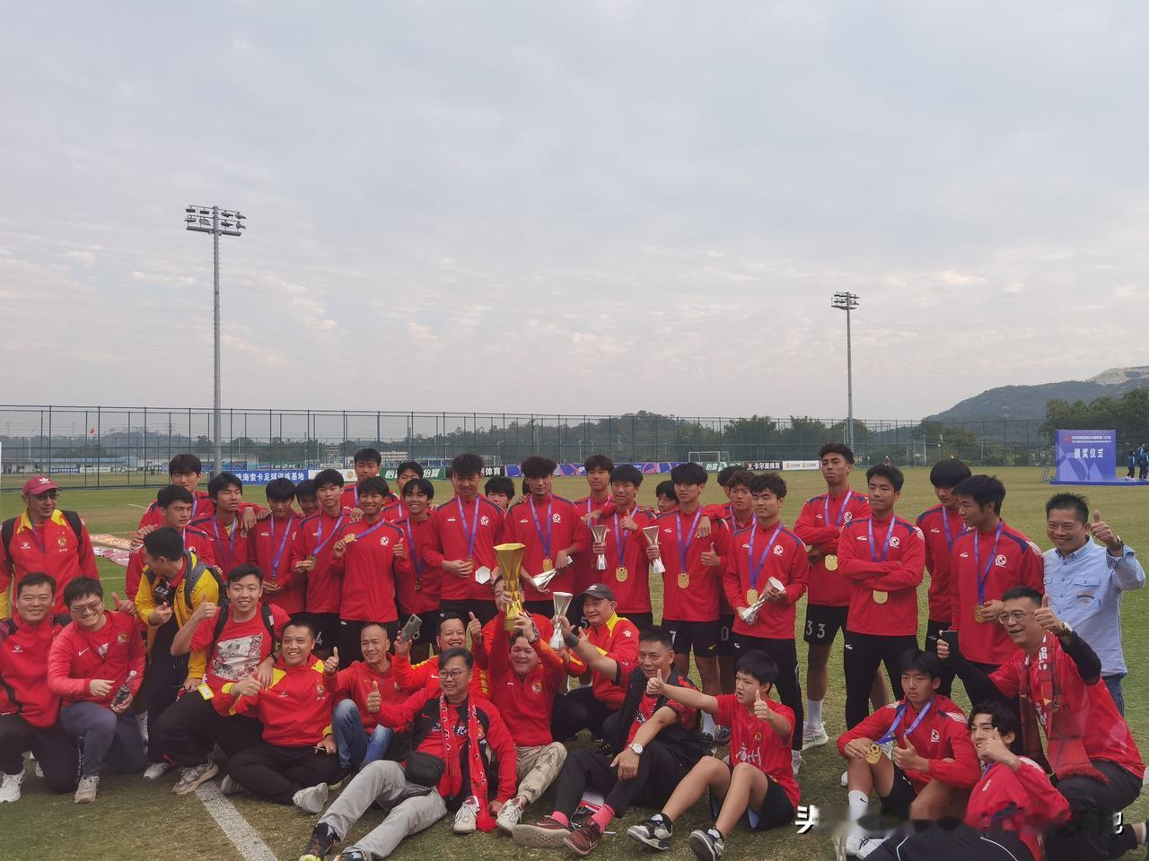 @恒大足球学校 球员和广州队[超话] 球迷共庆胜利，捧杯时刻有了你我共同一起演绎