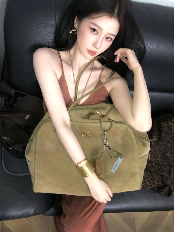 虞书欣跳出甜妹舒适圈放下得心应手的甜妹路线，虞书欣跳出甜妹舒适圈，大胆挑战成熟知