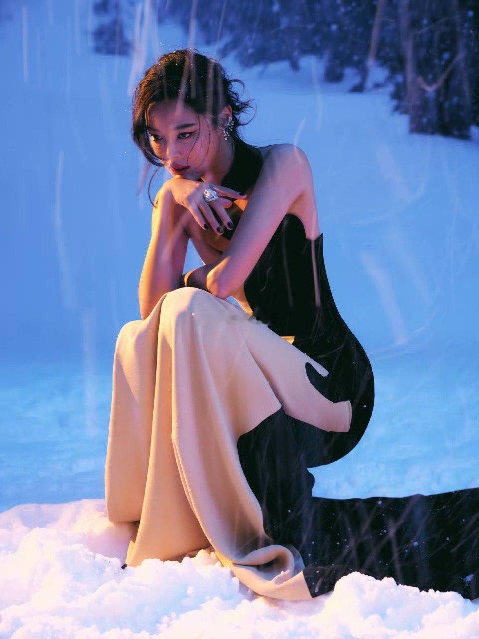 微博之夜出图，对比色礼服完美贴合身材曲线，高贵优雅，雪地大片演绎清冷的女王气质！