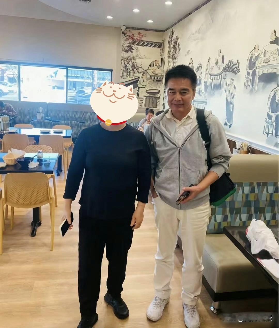 何晴的前夫许亚军并没有参加她的追悼会，在何晴追悼会的当天，有网友在美国偶遇了许亚