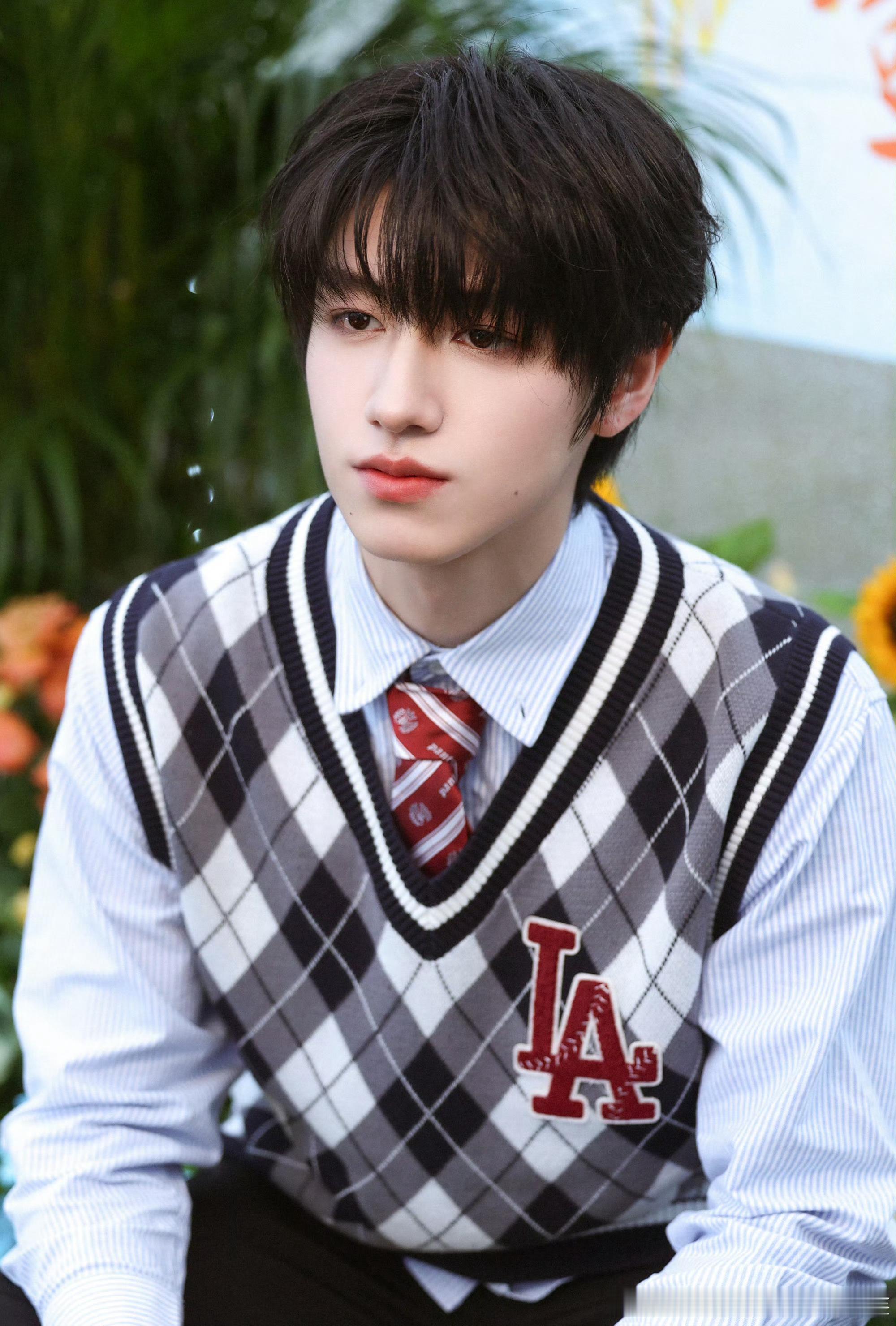 #朱志鑫国庆营业照#朱志鑫国庆营业照🈶评论区帅照➕1！学院风十宫格好养眼[给你