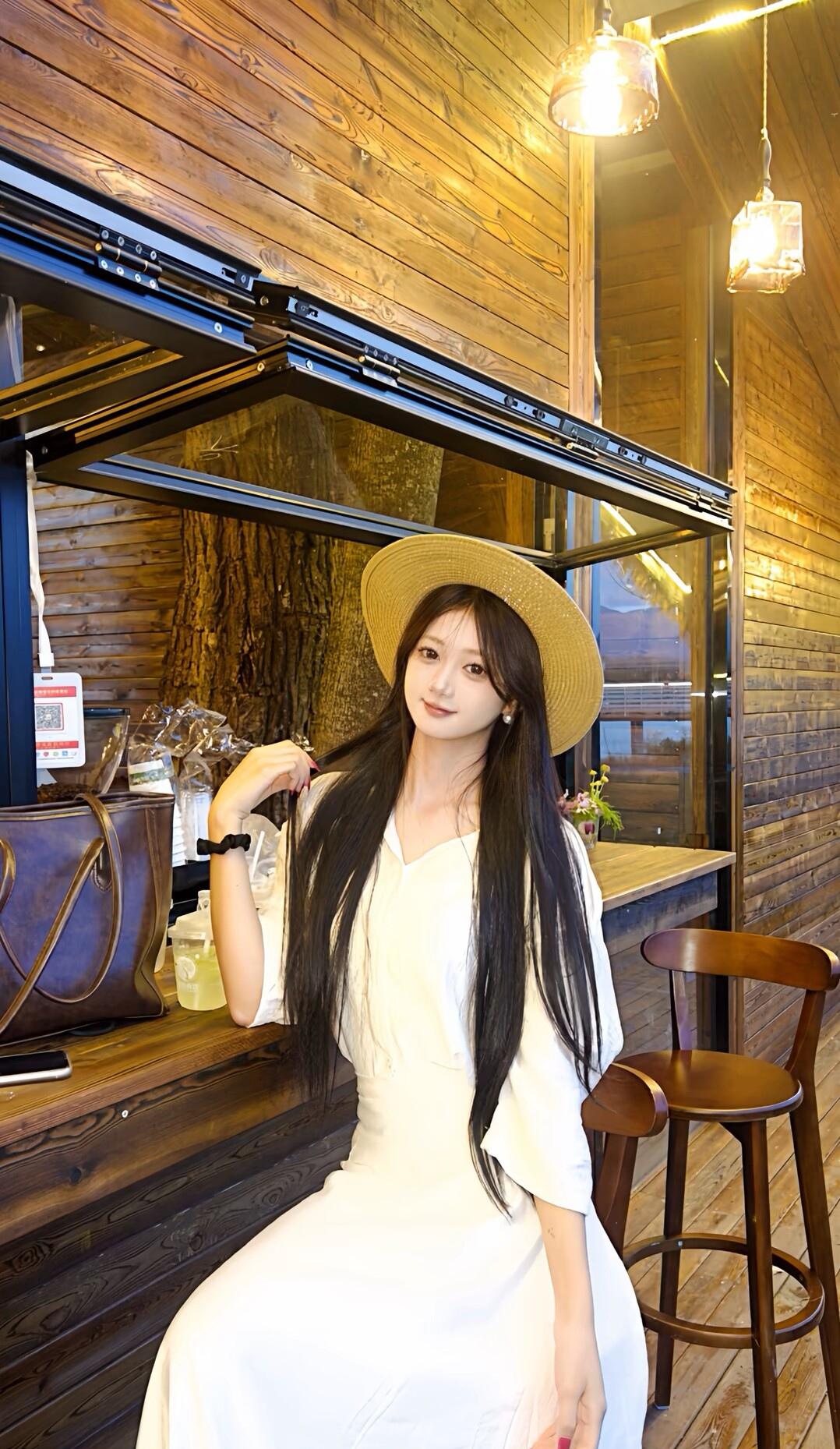 夏日清新穿搭，白色连衣裙搭配草帽，轻松惬意！🌞👗👒