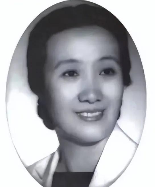 1935年，上海头号大佬杜月笙去锦江饭店用餐，排队2小时都没轮到自己，刚准备发火