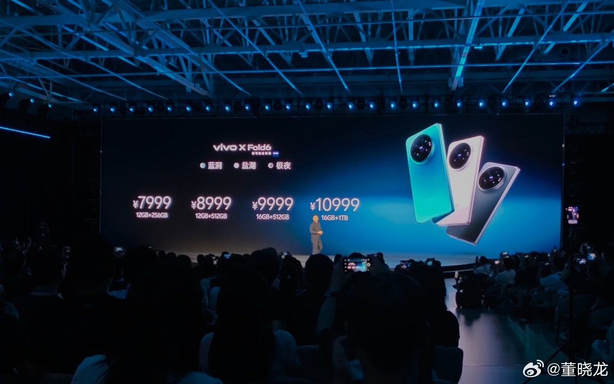 vivo X Fold6 7999 元起！另外还有黑金版和增距镜。 你要这么想，