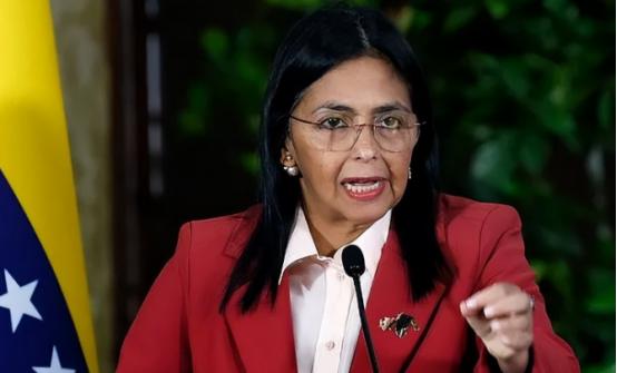 美国彻底摊牌了！短短四个月，德尔西・罗德里格斯接连妥协，委内瑞拉石油营收、大额储